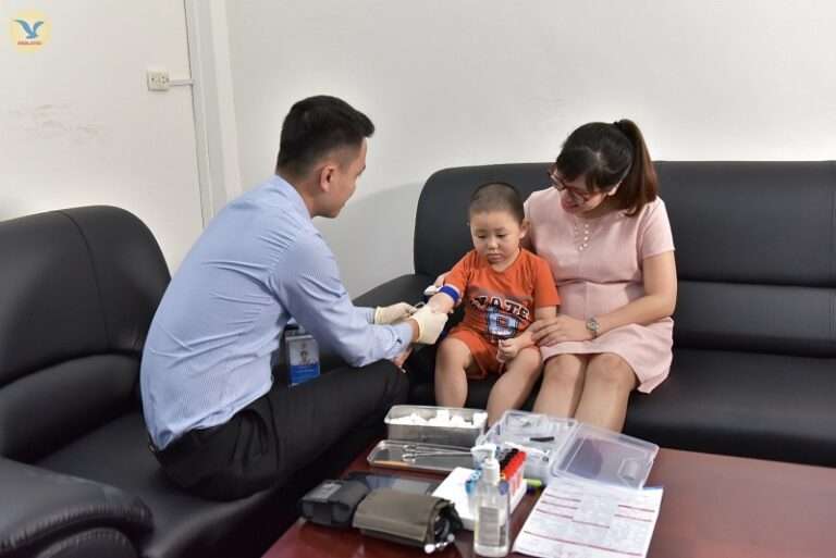 nhan-vien-genlab-thu-mau-tai-nha